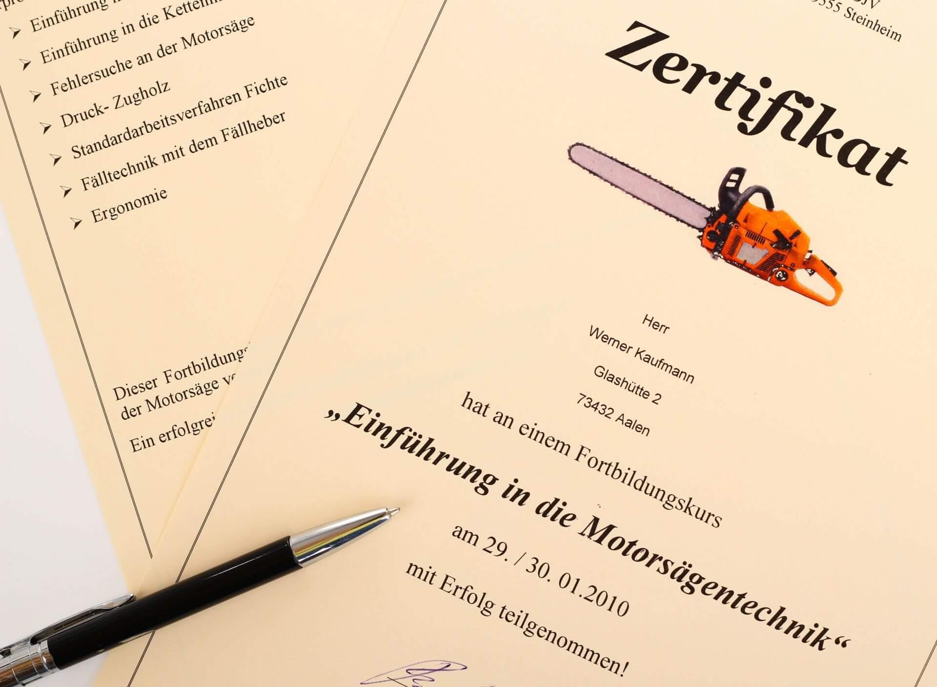 Replik eines Motorsägenscheins Beispiel eines gefälschten Kettensägenscheins mit Name und Kursdetails